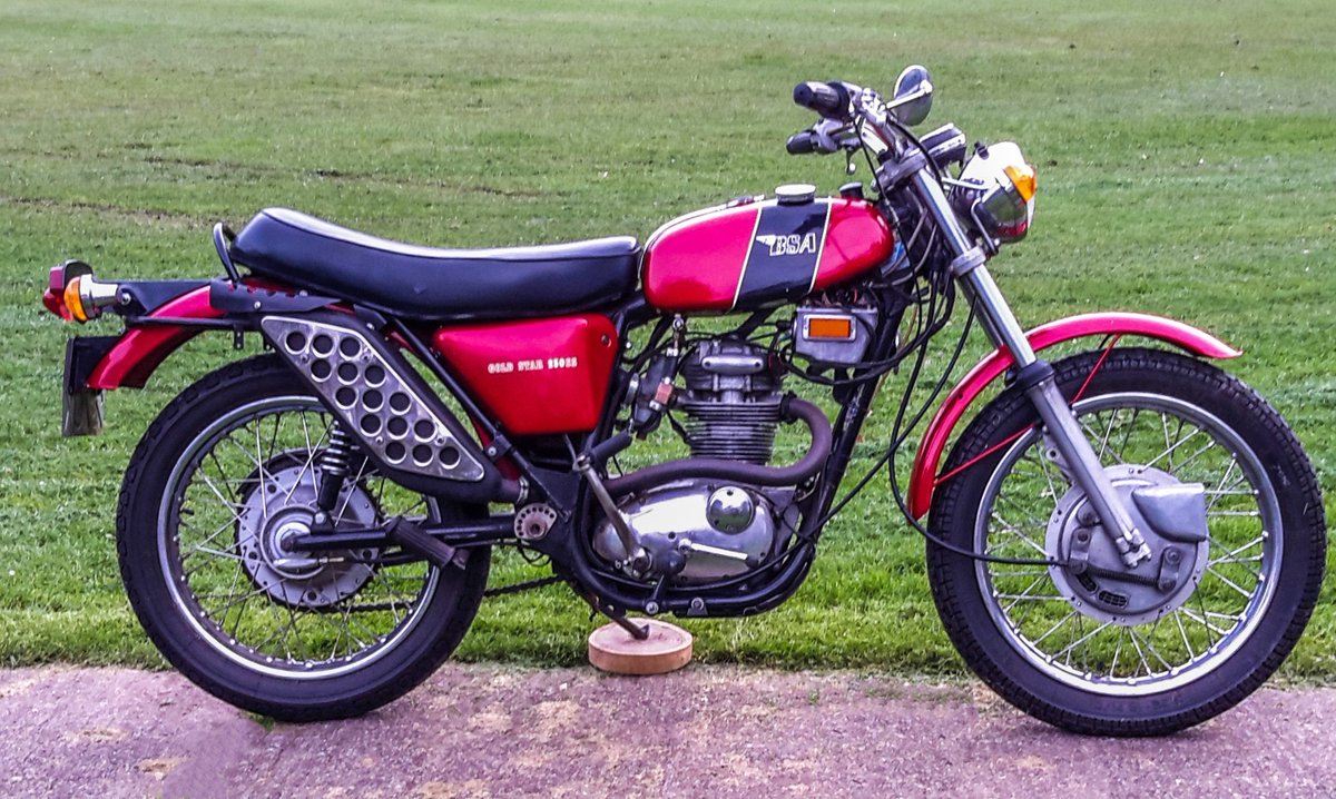 Moto_History's tweet photo. The early 1970s BSA B25 was the last of the line for the company. These just could not compete with modern motorcycles. #bsa #britishmotorcycles #dualsport #scrambler #motorcyclesofthe1970s #classicstyle #oldschooldesign https://t.co/swFpONnx8Q