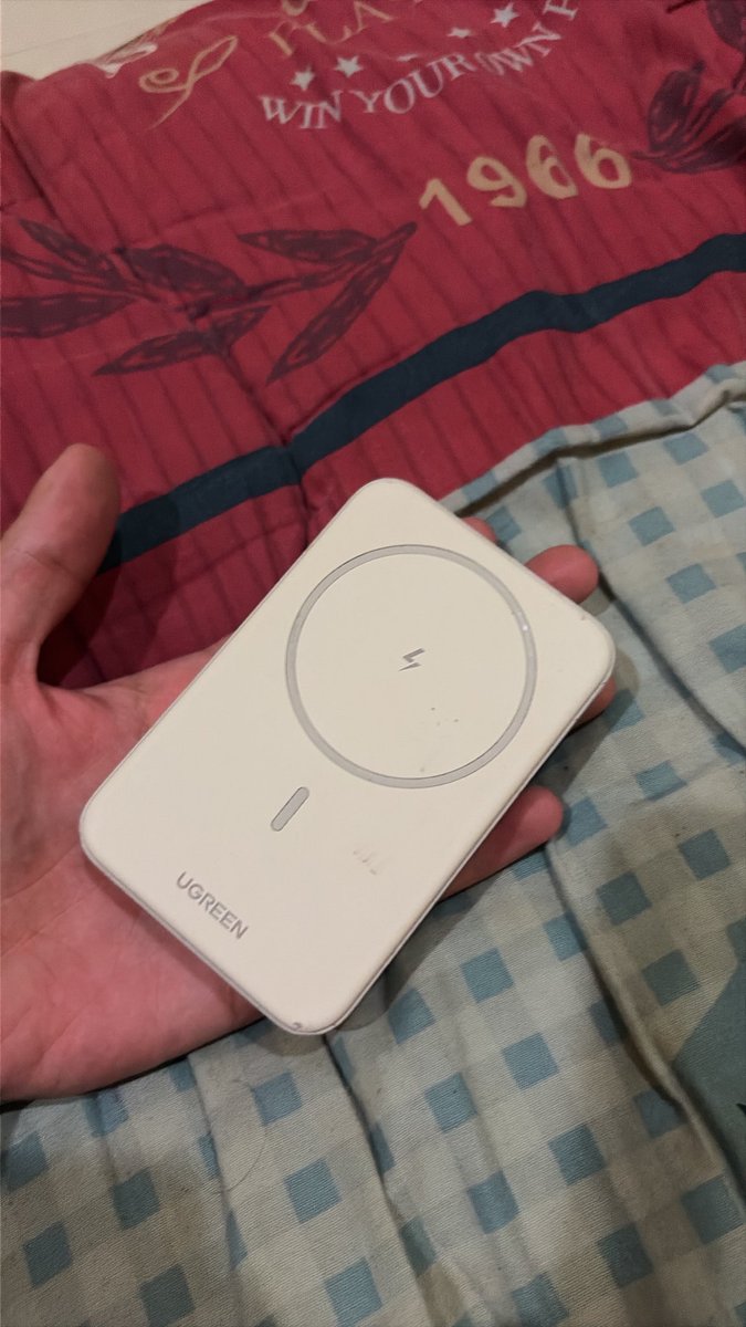 qqromiilll's tweet photo. @mOtHbLooM this one, 10k mah. still useable after idkla berapa jenis perang dunia i bawak powerbank ni. still boleh pakai elok https://t.co/rwkTYwvCf3