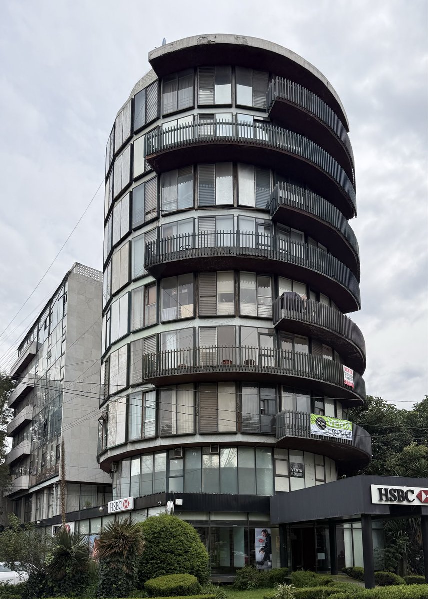 wonder_m_r's tweet photo. Siempre me había llamado la atención este edificio sobre Insurgentes, este fin tuve tiempo de fotografiarlo. Investigando encontré que es del año 1960 diseñado por el arquitecto Antonio Abud Nacif. Llamado en un inicio Condominio Circular Insurgentes.

A mi me había gustado por el juego de los barandales y los tableros de celosía en una parte del cilindro.