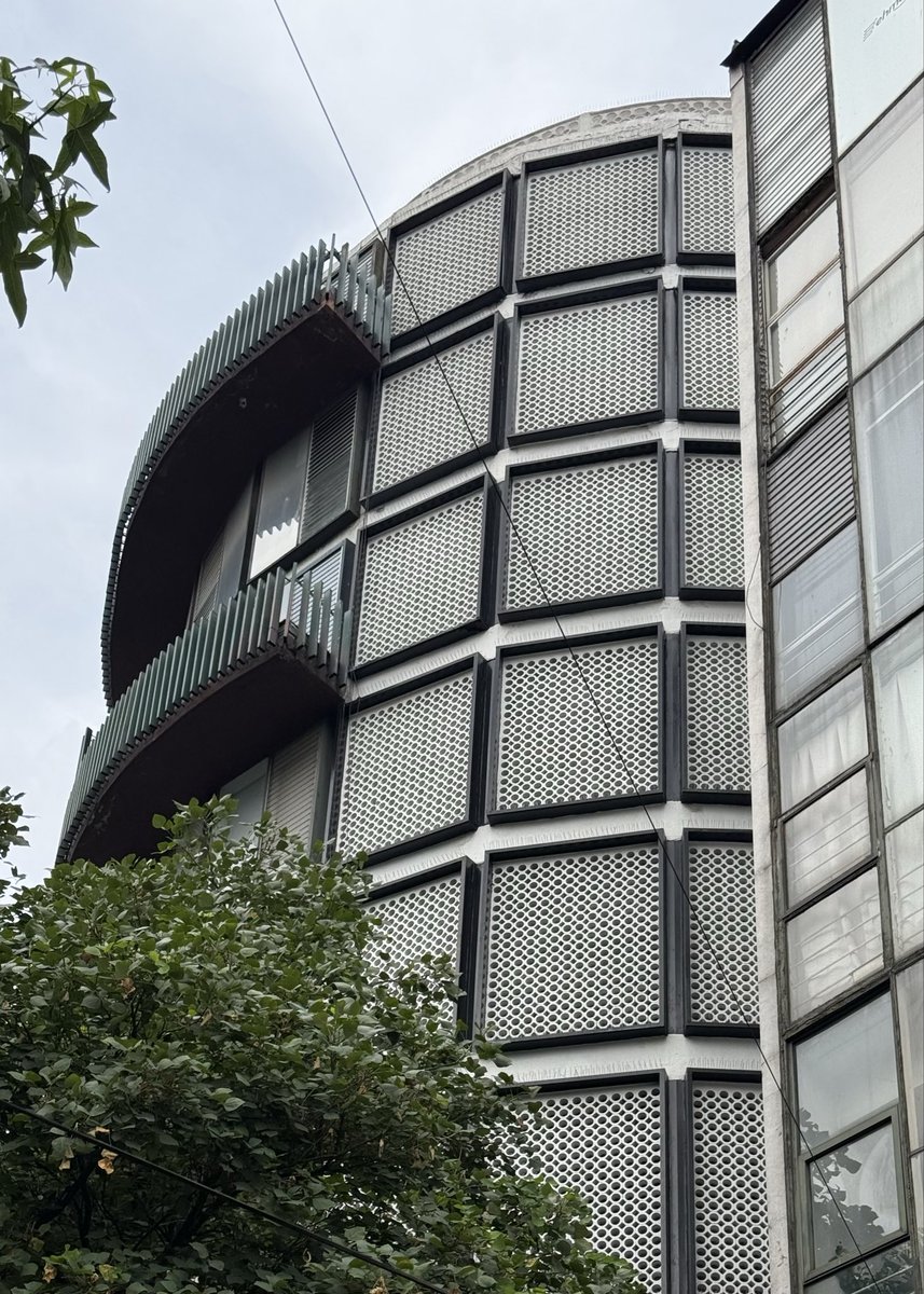 wonder_m_r's tweet photo. Siempre me había llamado la atención este edificio sobre Insurgentes, este fin tuve tiempo de fotografiarlo. Investigando encontré que es del año 1960 diseñado por el arquitecto Antonio Abud Nacif. Llamado en un inicio Condominio Circular Insurgentes.

A mi me había gustado por el juego de los barandales y los tableros de celosía en una parte del cilindro.