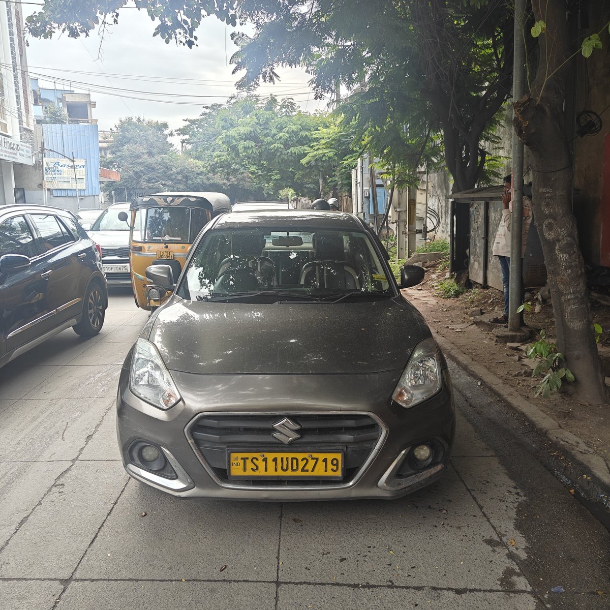 Robinmukesh87's tweet photo. @hydcitypolice @HYDTP someone parked the car on the middle of the road and left, creating huge traffic jam at King Koti Signal, HyLine Hotel https://t.co/wOUA7uEYCv