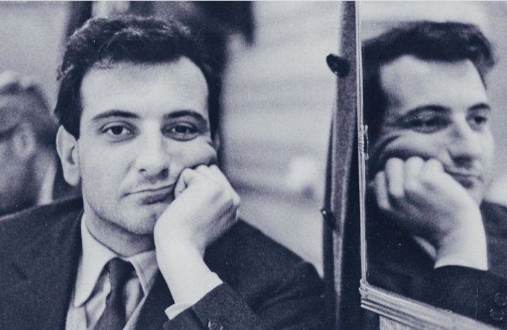 aforista_l's tweet photo. “Il nostro paese è un solo grande mercato di nevrotici tutti uguali, poveri e ricchi, che comprano, comprano, senza conoscere nulla, e poi buttano via e poi ricomprano.”

Ricordando Goffredo Parise, morto il #31agosto 1986. https://t.co/DlGz3CrAxp
