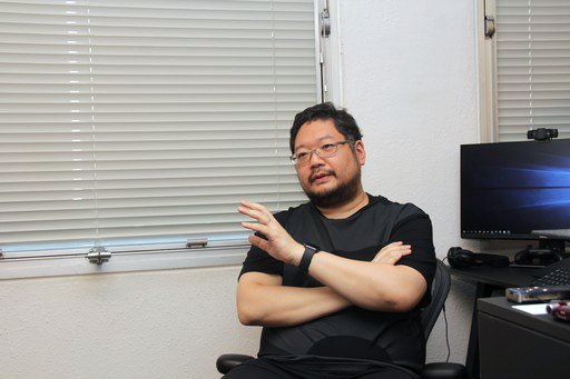 qiankunyi's tweet photo. Xで長文を書くのは初めてです。日本語にはAIの力も借りていますが、内容はすべて自分の考えです。

今日、新納一哉さんがTYPE-MOON studio BBを退社し、『Fate/EXTRA Record』の開発からも離れ、さらに自らスタッフクレジットから名前を削除すると発表したのを見て、なんとも複雑な気持ちになった。

studio BBは、もともとTYPE-MOONに存在していたゲーム開発部門ではない。
2019年8月30日――ちょうど7年前、このスタジオが設立された時、その中心にいたのが新納さんだった。

そして『Fate/EXTRA』のリメイクとなれば、なおさらだ。
2010年の『Fate/EXTRA』は、そもそも新納さん自身が企画・プロデュースを手がけた作品だった。

studio BB設立時に武内崇さんと奈須きのこさんが新納さんに寄せたメッセージを、今になって読み返すと、なんとも言えない気持ちになる。

武内さんは、約10年前に新納さんから初めて『Fate/EXTRA』の企画書を渡された時のことを振り返り、それをTYPE-MOONへの「ラブレター」であり「挑戦状」であり、そして「冒険の地図」だったと語っていた。

一方、奈須さんは、かつて新納さんと「いつか何の緩衝材もない環境で一緒にゲームを作りたい」と話していたことに触れ、studio BBの設立によって、数年前に交わした夢物語がついに実現したと書いていた。

つまりstudio BBは、新納さんが「TYPE-MOONでゲームを作りたい」という情熱を持って飛び込み、その中心となって立ち上げた新しいスタジオだった。

それなのに今、その立ち上げの中心人物だった新納さん自身が去ることになった。
しかも「自身の責任のあり方」を考え、これまで何年も携わってきた作品のスタッフクレジットから、自分の名前まで削除するという。

内部で一体何があったのかは分からない。

開発管理やスケジュール、予算、クオリティ、パブリッシング体制……表から想像できる要因はいくつもあるし、外部にはまったく知らされていない事情があるのかもしれない。

ただ、『世界樹の迷宮』や『Fate/EXTRA』、そして『ドラゴンクエストビルダーズ』のようなゲームを世に送り出してきた人だ。
少なくとも、新納一哉というクリエイターに「ゲームを作る能力がなかった」の一言で片付けられるような話ではないと思う。

たとえ最後までディレクターとして完成に立ち会えなかったとしても、「企画」や「元ディレクター」といった形で名前を残すこと自体は、個人的には何もおかしくないと思う。

だから、クレジットから自分の名前まで消すと知った時、最初に思ったのは、

「そこまでする必要があるのだろうか？」

ということだった。

責任感が強すぎるのかもしれない。
あるいは、そこまでしなければならない何かがあったのかもしれない。
結局、外からは何も分からない。

そして『Fate/EXTRA Record』について。

もちろん、今も開発に残っているスタッフの方々には、なんとか無事に完成させてほしいと思っている。

でも、このプロジェクトの核とも言える人物がいなくなってしまった以上、仮に数年後、『Fate/EXTRA Record』というタイトルのゲームが無事に発売されたとして――

それは本当に、僕たちが最初から待っていた『Fate/EXTRA』のリメイクなのだろうか？

ゲーム業界では、こういうことも決して珍しくない。

ねえ、『FINAL FANTASY Versus XIII』。
……いや、今は『FINAL FANTASY XV』と呼ぶべきだったか。

もちろん、『グランブルーファンタジー リリンク』のように、開発体制の大きな変化を乗り越えた末に、きちんと評価される作品として完成した例もある。

でも、そんな幸運なケースがいつも起きるわけではない。

そして今回、新たなパブリッシャーとなったアニプレックスにも、この規模のコンシューマー向けRPGを数多く手がけてきた実績があるわけではない。

これまでにもADVや、『鬼滅の刃 ヒノカミ血風譚』のようなコンシューマーゲームを発売してはいる。
ただ、同じサイバーコネクトツー開発のタイトルで比較しても、バンダイナムコエンターテインメントが長年展開してきた『NARUTO－ナルト－ ナルティメットストーム』シリーズほどの実績を積み重ねてきたパブリッシャーではない。

そして奇しくも今回、『Fate/EXTRA Record』もバンダイナムコからアニプレックスへとパブリッシャーが変わることになった。

だから今の『Fate/EXTRA Record』に対して抱いているものは、「これでゲームは助かった」という安心感よりも、不安と残念さの方がずっと大きい。

この7年間に何があったのかは、僕たちには分からない。

ただ、新納さんがTYPE-MOONに飛び込み、studio BBを立ち上げ、自分がかつて手がけた『Fate/EXTRA』をもう一度自分の手で作ろうとした――

その7年間の物語が、こんな形で一区切りを迎えてしまったことだけは、

あまりにも苦い結末だと思う。