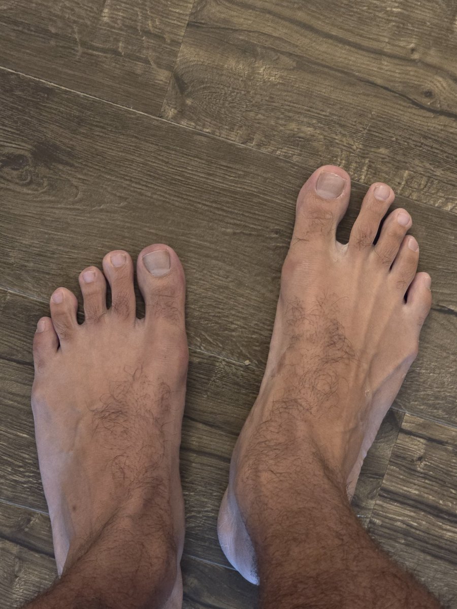 RomanXavier310's tweet photo. Time to show off these size 16 feet! https://t.co/cu2Vho0ai2