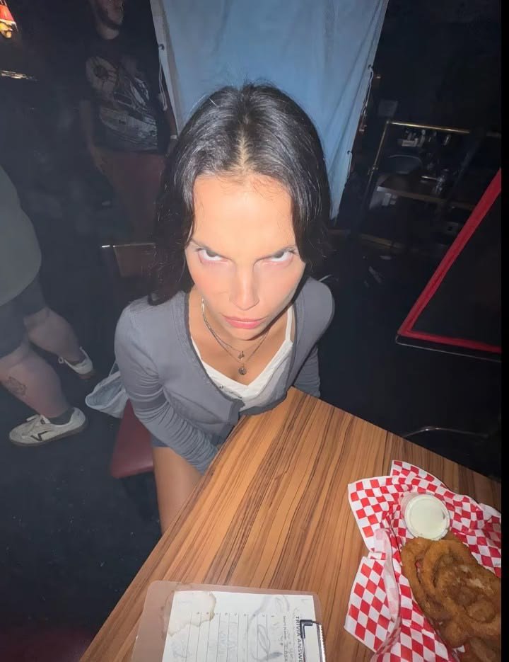 Sabrinawte3's tweet photo. · · · 　𝐛𝐢𝐭𝐚𝐜𝐨𝐫𝐚 𝐝𝐞 𝙉𝙞𝙠𝙠𝙞 (
、❛ 📍 ; 𝐰𝐡𝐞𝐧 𝐢𝐧 : #inde   
ꗃ ⌇⌇ 𝗽𝗋𝗲𝗌𝖾𝗻𝘁𝖾𝖽 𝗯𝗒 . . .

A veces son tan insoportables con sus fotos? Acaso ¿están obsesionados conmigo?

#Freerol https://t.co/9CzXBIkVsw
