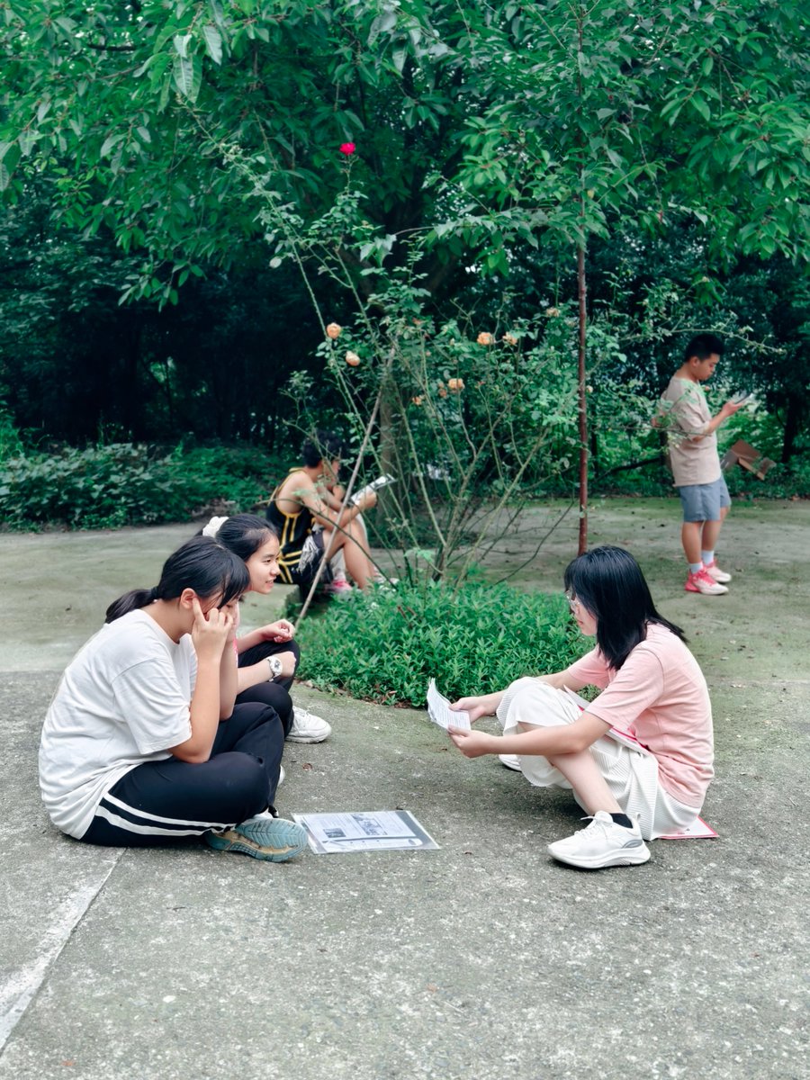 cjssusdka4's tweet photo. 周末带娃蹲小区花坛，陪他扒着看蚂蚁搬面包屑，半小时没碰平板，小家伙还蹲出了新“发现”——蚂蚁居然会绕开小石子走！亲子快乐就这么简单～ https://t.co/ITfDGYOJXd