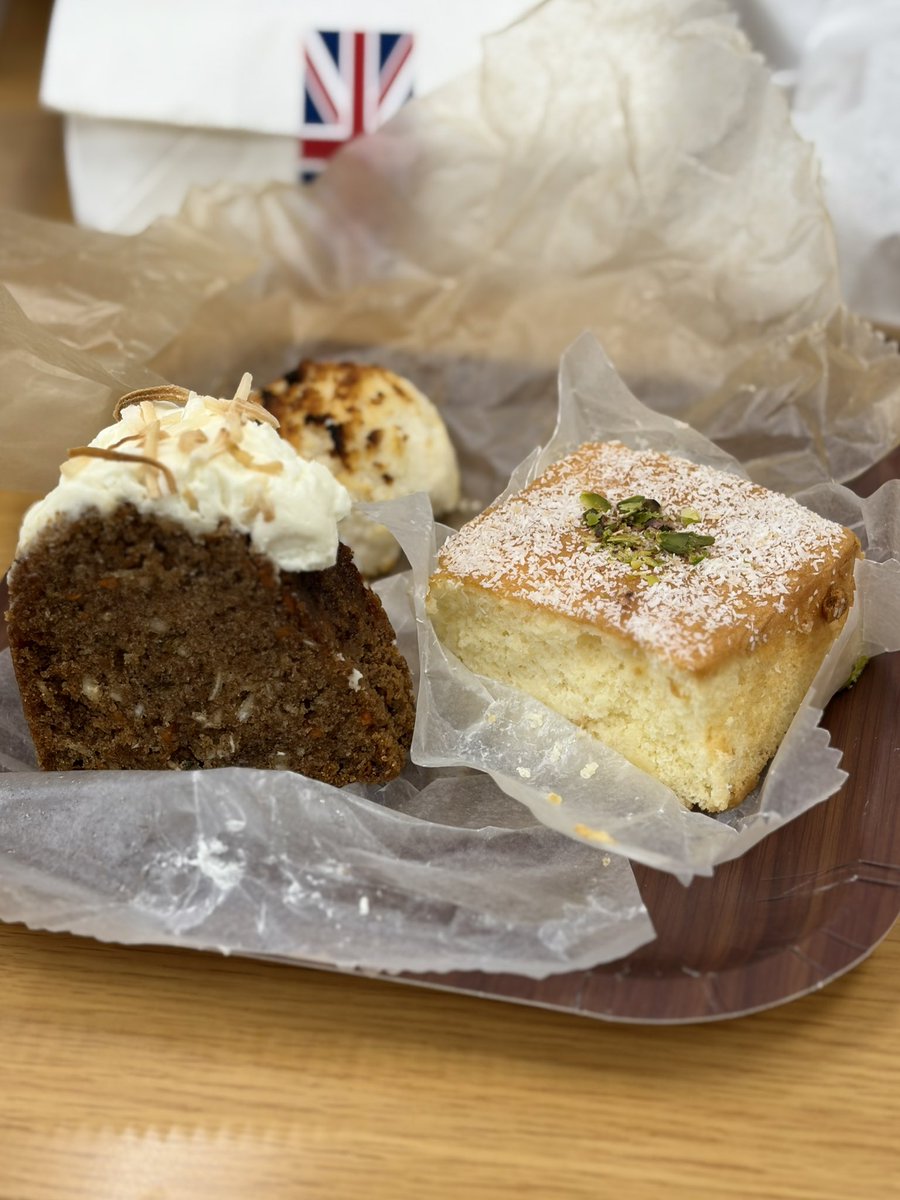 chaecovskaya's tweet photo. ニキズベーキングパーティー
圧巻のラインナップから🥥縛りチョイス
キャロケはほろほろ系で🥥のシャクシャク感もあり軽い食感。
ココナッツケーキは想像以上にしっとりじゅわじゅわ！バター油不使用なので重たくない。ココナッツミルクの優しい甘さでうま🥹　#英国展 https://t.co/BDU72IRRGr