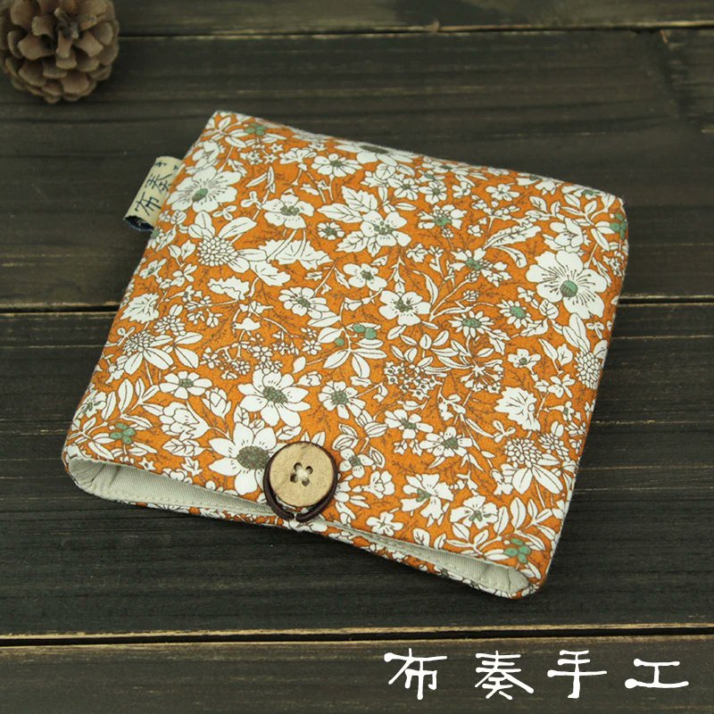 nariSeo_hk's tweet photo. 耗时3小时做的复古风布艺小钱包！手缝的针脚虽不完美，但装卡装钱刚好，送闺蜜当小礼物超合适～， https://t.co/od0WsOhTsy
