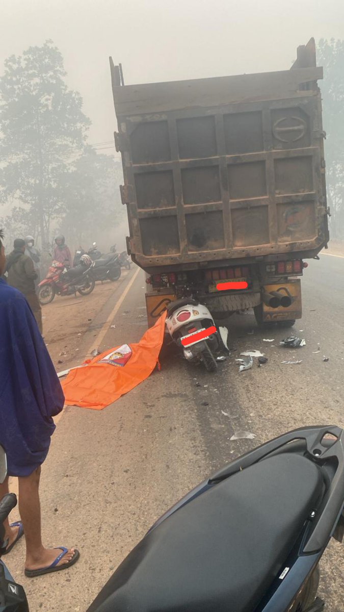rxrzraze's tweet photo. -Banjarmasin

tadi pagi terjadi laka lantas. pengendara roda 2 meninggal dunia di tempat.

bagi yang berkendara, hati2 di jalan. jangan ngebut. kenakan masker.
pengguna mobil gunakan foglamp dan hazard jika asap terlalu tebal. https://t.co/CsCqAO4d4j