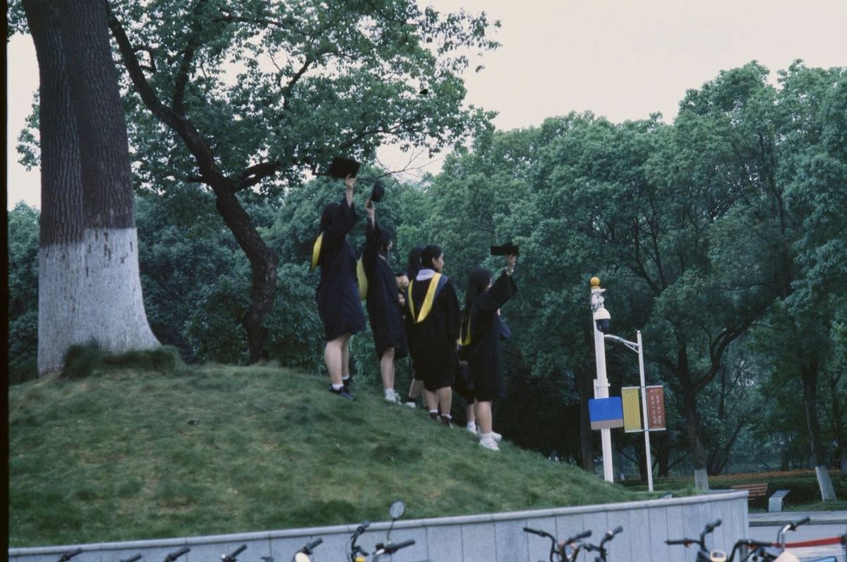 softb135972's tweet photo. [Grad season hit different—late-night library cram sessions, cap u0026 gown snaps with the crew, and that bittersweet thrill of what’s next. Proud of every step we took!]， https://t.co/TLLIOJ9eqr