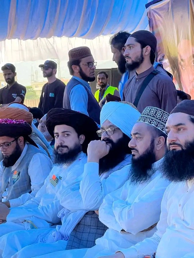 cristianodibene's tweet photo. جب تک قیادت ظاہر نئیں ہوتی تب تک سوال ہوں گے لیکن برداشت کرو اور تحمل سے رہو
 بالکل سوال تو حضرت عمر سے بھی کیا گیا سوال کرنا گناہ تو نہیں 
ادب کا دامن نہ چھوڑیں
اپنوں سے محبت کریں نفرت نہیں
جو ذمہ دار یا کارکن جماعت کے فیصلوں کو تسلیم نہیں کرتے وہ اسکی قیمت تادیر ادا کرتے ہیں https://t.co/EOJU40821K