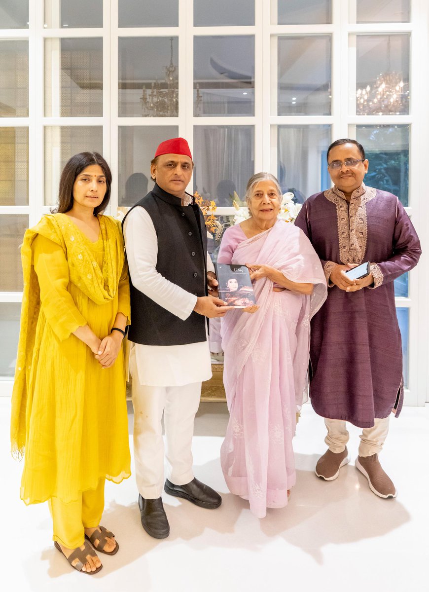 yadavakhilesh's tweet photo. अच्छी किताबें तो बुज़ुर्गों-सी होती हैं
वो हर एक शब्द में सीख-सी देती हैं https://t.co/ANK0f4uitA