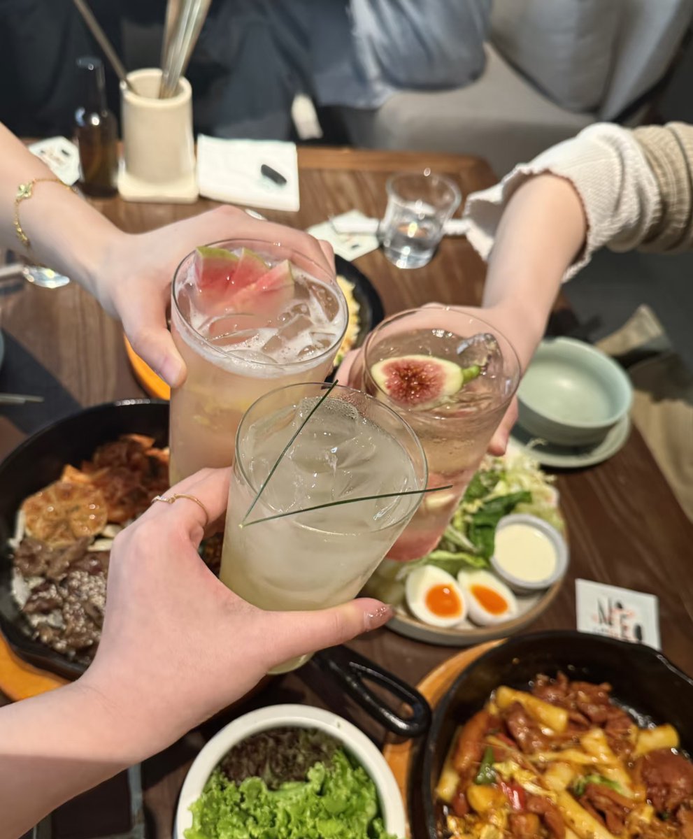silkh264128's tweet photo. Nothing beats laughing till your sides hurt with old friends—cheers to decades of messy memories and new ones in the making https://t.co/SgoGdjEtpt