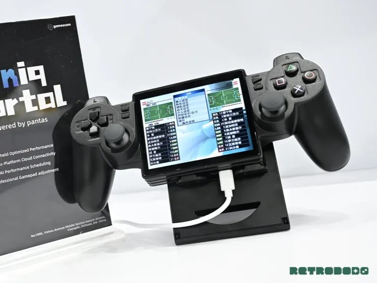 daily_gadget_jp's tweet photo. 「Yoniq Portal」 が実機展示!PlayStation 2のコントローラーと画面が一体化したレトロ携帯ゲーム機
https://t.co/NG0oIFSOpI
#デイリーガジェット #Yoniq https://t.co/Whzx3DHcMx