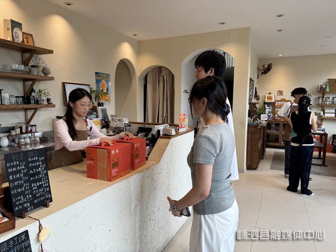 shui_han_'s tweet photo. Shengsi's creative souvenirs are a hit! The intangible cultural heritage fisherman painting souvenir set blends traditional fisherfolk art with modern design, while Haiba fresh dry goods creative gift box offers premium dried seafood. #WeLoveZhejiang #CulturalCreativity https://t.co/RmIRWIqZe3