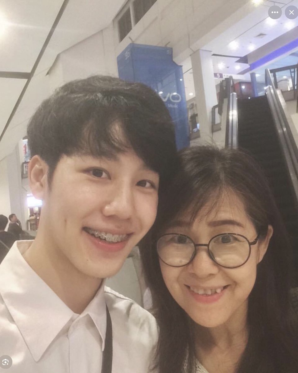 luxsanapor74366's tweet photo. รอยยิ้มของพี่วอร์เวลาอยู่กับคุณแม่คือรอยยิ้มที่นุ่มฟูและมีความสุขที่สุด เห็นแล้วมีความสุขจัง ยิ้มสวยเหมือนคุณแม่นี่เอง

#warwanarat @warwanarat https://t.co/w5XgmozaA3