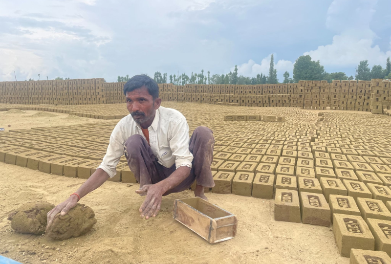 Article14live's tweet photo. “Aisa laga aasman toot pada.” I felt the sky had fallen

Punjab’s Bihari Lal after 2 fellow workers were shot dead at a #Kashmir brick kiln: 20 days later, he & others were still making bricks, reports @auqibjaveed

There is no choice

https://t.co/poya6qGYoy