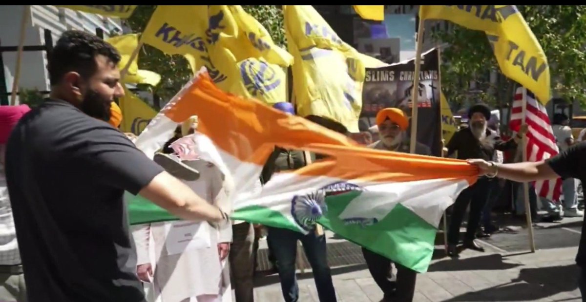 BjpInUsa's tweet photo. इस लोगो को कहा से इतनी ताकत मिल रही हैं भारत का अपमान करने की, तिरंगे को पेरो में रौंदने की, पता है न। कांग्रेस, CJP, सपा जैसी पार्टियां लगातार देश विरोधी बयान देती है, सरकार की कारवाही देश विरोधी तत्वों के खिलाफ जब भी होती ये छाती पीटती है, सबूत मांगती है, कही खालिस्तानी आतंकी को हमारे इंटेलिजेंस एजेंसी द्वारा मारा जाता है तो उस आतंकी का सपोर्ट करते है और हमारे एजेंट के ऊपर और सरकार पे सवाल उठते है, देश के सबसे बड़े दुश्मन तो अंदर बैठे है, कल को इसी में से किसी को टपका दिया जाए तो ये हमारी एजेंसी पर सवाल उठाएंगे और कहेंगे भारत सरकार विदेश में निर्दोषों को धर्म के नाम पे मर रही है।
पहचानो इन दिमागी नक्सल और आतंकियों को।