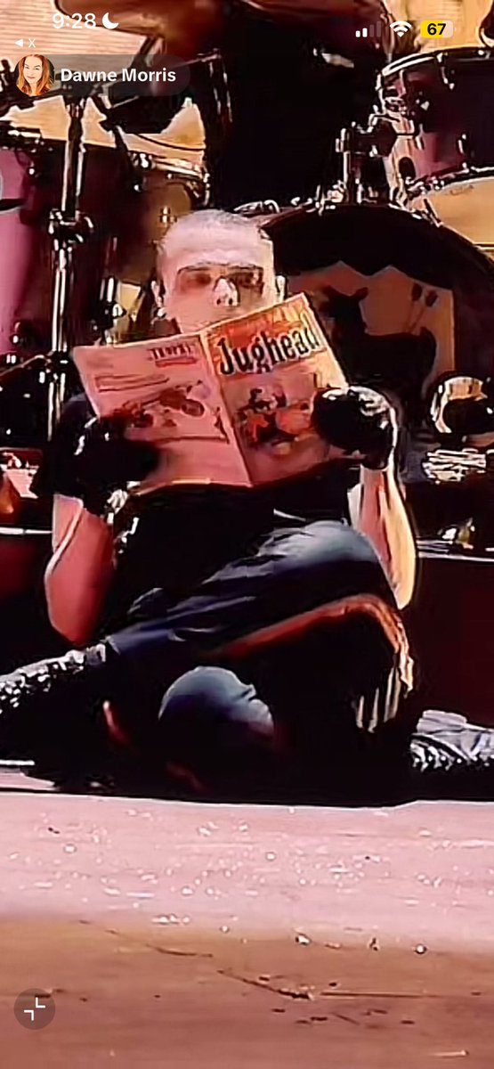 DrFrankenIero's tweet photo. black parade gerard reads a jughead comic issue during the sleep intro #mcrsandiego #mcrsd https://t.co/Lbte9fApF7