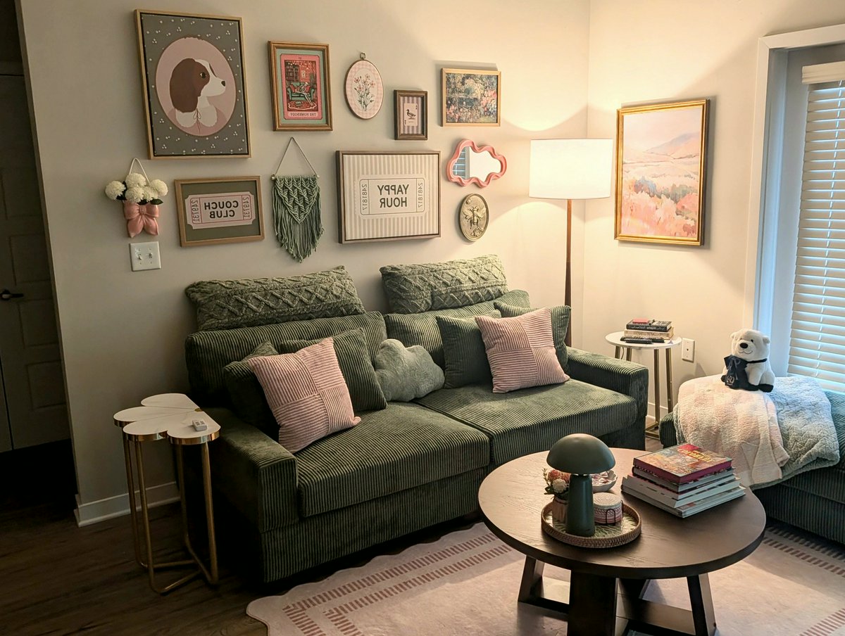 KarenMoorean's tweet photo. Finally have the cozy living room of my dreams
#CozyRoom #EOMStrikesFirstPitch https://t.co/3Tv1mMqUBh