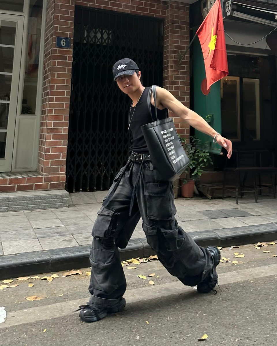 gtourn_'s tweet photo. Phần 2📍Vĩnh Hy - Vách đá dựng Thật sự ko khuyến khích mọi ng đứng góc đầu clip nhé. Nó siêu nguy hiểm và gió kinh khủng khiếp. Góc hot nhất là góc 1/2 sau clip. Khá dễ đi nên ai cũng quay được, và tất nhiên rồi đông thôi rồi.… https://t.co/Xiaupm8JFE