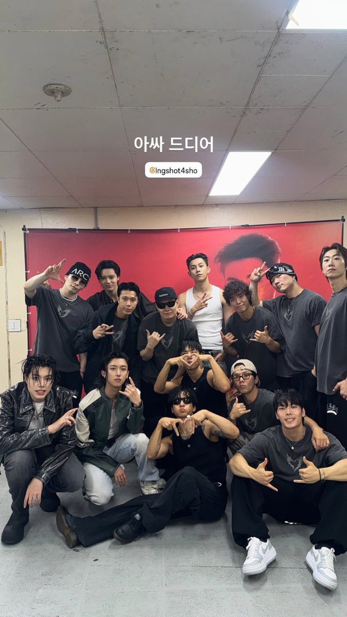 ryxul's tweet photo. Clearly, I need to start reading my own group chat. Everyone else showed up in dark colors and I’m the only one in white. I swear I wasn’t trying to stand out. ✌️ https://t.co/w1fJ7BH8YK