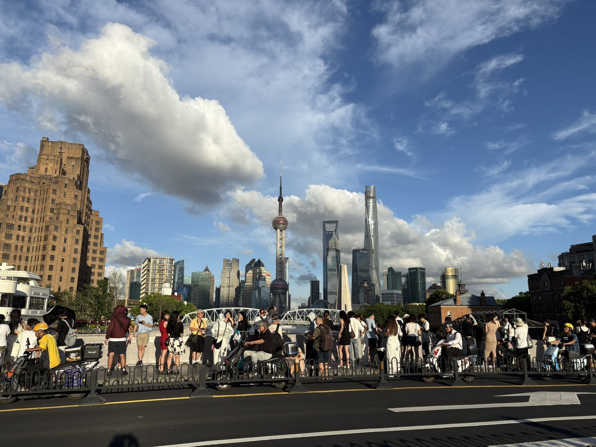 longlai_b's tweet photo. 今日は現職の雇用契約解除日。通達はなんと2週間前！当初は618（6月18日）に通達があり、その時は来年3月末で契約打ち切り。それが二転三転！（3年前のブラック企業はわず���3日で切られた）そう、また就労ビザが抹消されてしまう。中国 上海滞在の危機。中国で安心して絵を描ける日はいつ来るのかな？ https://t.co/jXt7MVtVUE