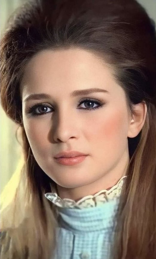 RicardoRKaram's tweet photo. لا أستطيع أن أقول إنني أعرف ن��لاء فتحي. كلّنا نعرفها أو نظن أننا نعرفها، من الشاشة. من زمنٍ كانت فيه السينما موعداً، وكانت هي واحدة من الوجوه التي اختصرت شيئاً من رومانسية السبعينيات والثمانينيات.
أتذكّر، ونحن ص��ار، كيف كنّا نذهب إلى السينما كل أسبوع، وكيف كان يُعرض قبل الفيلم إعلان «اذكريني». لم تكن اهتماماتنا حينها في هكذا أفلام، لكن الغريب أنّ دقيقتين من ذلك الإعلان بقيتا محفورتين في ذاكرتي حتى اليوم. وكبرت، وشاهدت لاحقاً أفلاماً لها بقيت معي، ومنها "الشريدة" و"رحلة النسيان" بموسيقاه التي ما زلت أذكرها.
ثم شاءت الصدفة، بعد سنوات طويلة، أن تجمعنا رحلة من بيروت إلى القاهرة وأن  نجلس جنباً إلى جنب. وخلال نحو خمسين دقيقة تحدّثنا عن كل شيء تقريباً: الحياة، الحب، الصداقة، الموت، وما بعد الموت … حديث هادئ وصادق بقي عالقاً في ذاكرتي.
كانت تلك المرة الأولى والأخيرة التي التقيتها فيها.
ومساء أمس، عندما قرأت خبر رحيل ابنتها الوحيدة ياسمين إثر أزمة قلبية مفاجئة، عاد إليّ ذلك المقعد في الطائرة، وعادت تلك الدقائق الخمسون، وعاد الحديث بتفاصيله … وخصوصاً حديثنا عن الحياة والموت وما بعده. غريبٌ كيف يمكن للقاء عابر أن يسكن الذاكرة كل هذه السنوات، ثم يأتي خبر واحد ليعيده كاملاً.
لا أعرف ماذا يمكن أن يُقال لأمّ تفقد ابنتها الوحيدة. هناك أحزان أكبر من الكلمات، وفقدٌ لا تعوّضه أي مواساة. رحم الله ياسمين، وأعطى نجلاء فتحي من القوة ما يكفي لتحمل ما لا يُحتمل.
#نجلاء_فتحي
