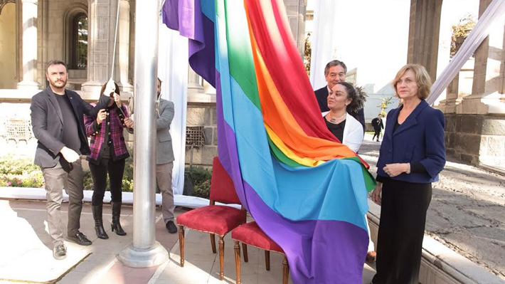 Santiaguina3's tweet photo. @CiudadanZero Ella ya no sorprende. Fue amiga del degenerado que fue Ministro del Mineduc. Izó banderas gay en la municipalidad. Ataca a Kast sabiendo que es afín a sus votantes ¿Qué menos podríamos esperar de ella que está tan dolida? Su problema es Chilevamos, no los que ella cree. Da pena! https://t.co/RTdKOh8OMQ