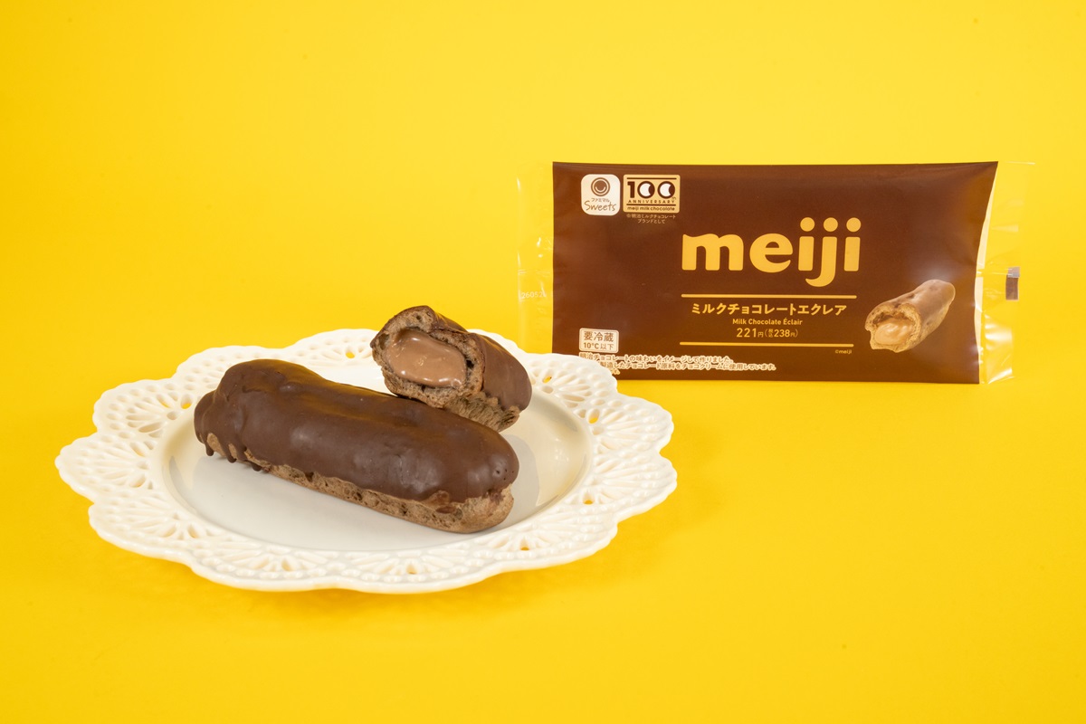 convenichecker's tweet photo. ファミマ×明治「ミルクチョコレートエクレア」が9月1日に店頭発売、明治『ミルクチョコレート』使用のチョコクリーム入りエクレアが登場 https://t.co/TUdghdcQsm 

＃ファミリーマート ＃スイーツ  #meiji ＃ミルクチョコレート https://t.co/CbASv4siOI
