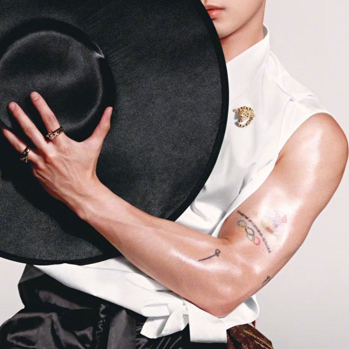 jacksonssiren's tweet photo. Its not fair that this arm isnt mine to bite 
#jacksonwang https://t.co/iGvzCirJn6