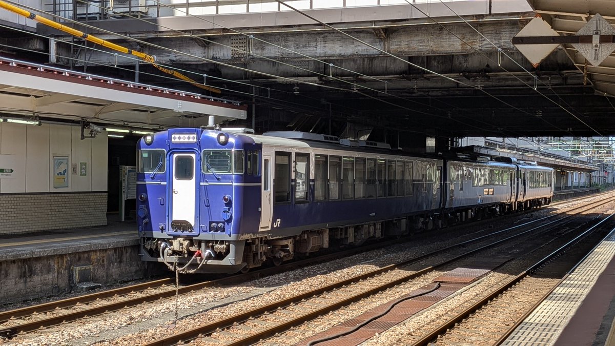 tonic_shape83's tweet photo. 8/31
列番不明、飯山線Shu*Kura(復路)が長岡駅3番線に1253に到着、1301に発車しました。
 最後とんでもない割り込みをしてきた金髪の方、今後同じような事をしているのを見かけたら注意させていただきます。
 #キハ40系  #飯山線ShuKura  #越乃ShuKura https://t.co/TYMhoHpvjh