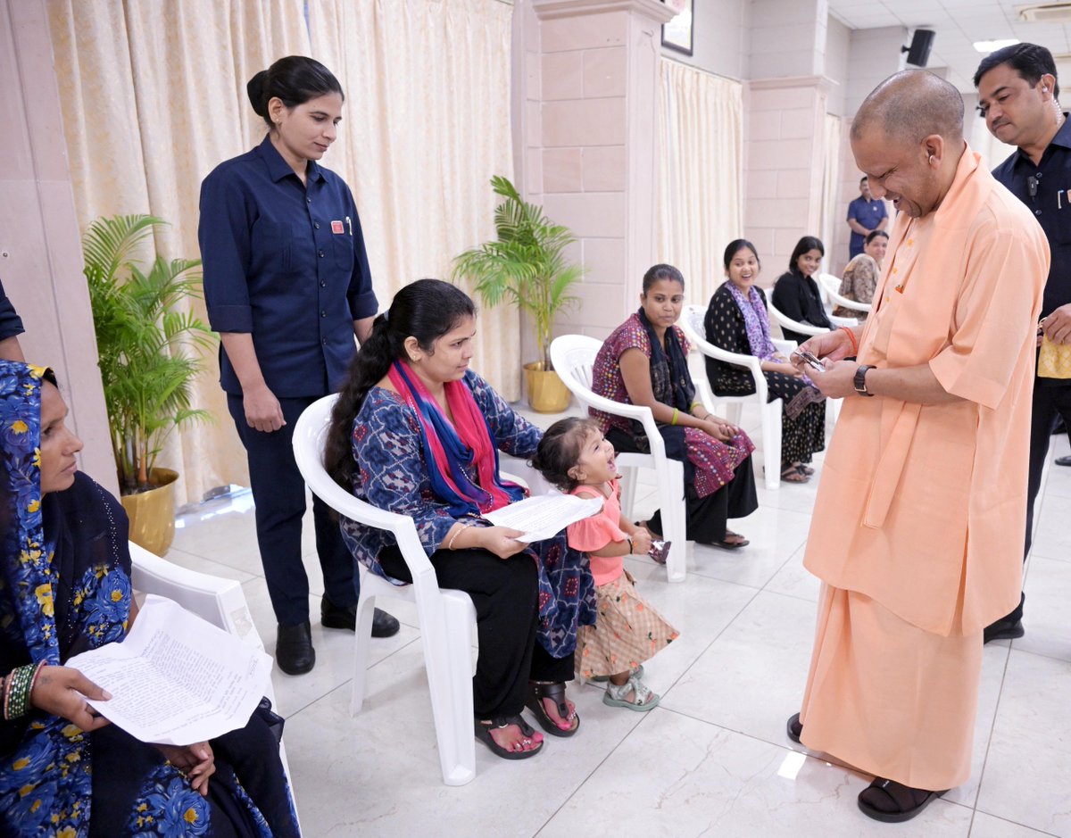 CMOfficeUP's tweet photo. लोक-कल्याण के पथ पर अविराम गतिशील 'नया उत्तर प्रदेश'!

मुख्यमंत्री @myogiadityanath जी ने आज लखनऊ स्थित अपने सरकारी आवास पर आयोजित 'जनता दर्शन' में विभिन्न जनपदों से आए लोगों की समस्याएं सुनीं तथा संबंधित अधिकारियों को जन-समस्याओं के त्वरित एवं प्रभावी समाधान हेतु निर्देशित किया। https://t.co/bl2V5XGStw