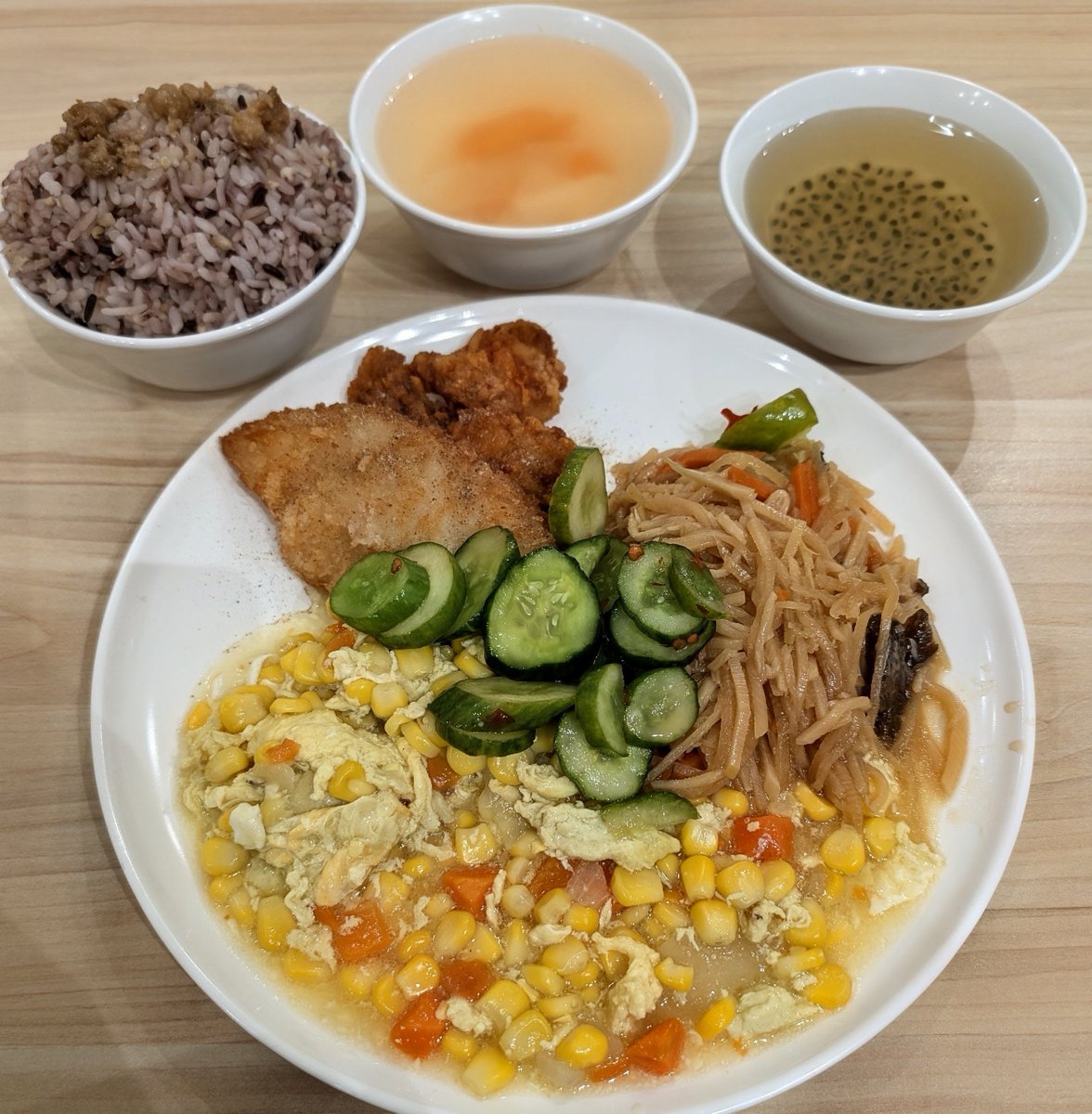 flytaiwan's tweet photo. 吃午餐啦！最後一天日班……🙄
#Day59 #日班 #午餐 https://t.co/nTxXpHRJua