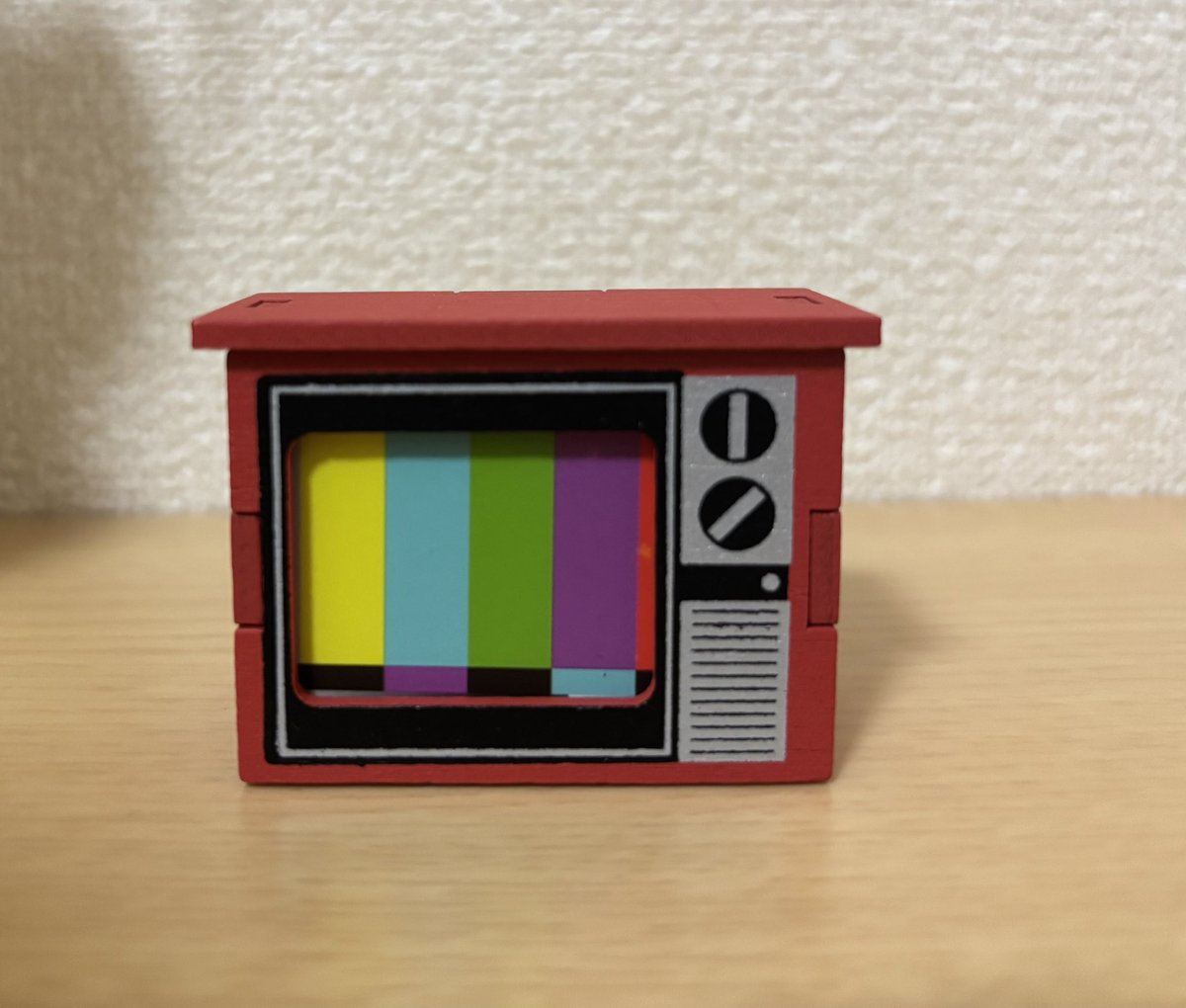 colza_0509's tweet photo. セリアでペルソナ4じゃん！と思って買ったミニチュアテレビ。
これをちょっと描き変えてテレビに入れるぞ！！ https://t.co/FflpoQO6iq