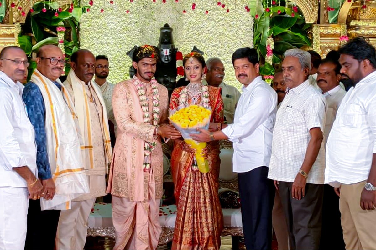 KolluROfficial's tweet photo. విజయవాడ ఏ కన్వెన్షన్ లో జరిగిన నమ్రత - ఆకాష్ వివాహ మహోత్సవంలో పాల్గొని నూతన వధూవరులను ఆశీర్వదించడం జరిగింది.
#KolluRavindra #Vijayawada #MinegeologyDepartment #Excise #Machilipatnam https://t.co/FbeKZYmw8F