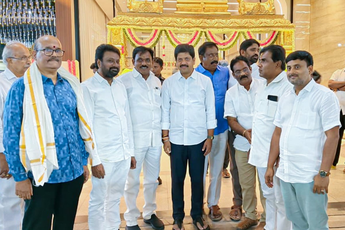 KolluROfficial's tweet photo. విజయవాడ ఏ కన్వెన్షన్ లో జరిగిన నమ్రత - ఆకాష్ వివాహ మహోత్సవంలో పాల్గొని నూతన వధూవరులను ఆశీర్వదించడం జరిగింది.
#KolluRavindra #Vijayawada #MinegeologyDepartment #Excise #Machilipatnam https://t.co/FbeKZYmw8F