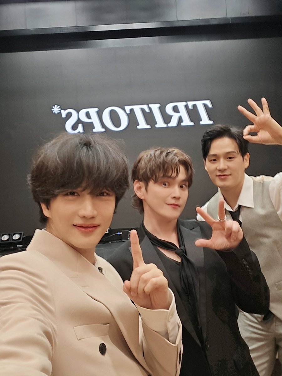 wgoni_tritops's tweet photo. 우리 많이많이 사랑하자~
人は万年いきていけるような
生き方をするって言葉があります
じつは百年もむずかしいのに。
いつか終わりの時はがくるってしってるけどそれほどに大事にしないですね自分もそうです
また反省しながらもっとやれるまで
頑張りたいとおもいます
今回もありがとうございました https://t.co/etimBurt5M