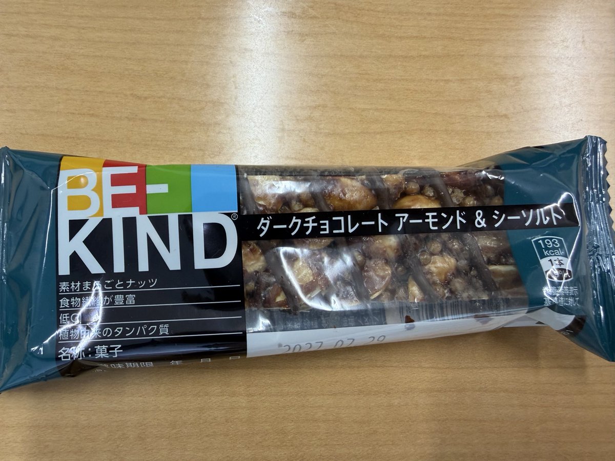 juugatsuumare's tweet photo. 仕事の忙しい時ほど、昼ごはん面倒になって甘〜いコーヒーでしのいでた。
血糖スパイクの話になり、血糖が下がってるから身体が急上昇を求めていたのねと納得してした。
しかし、心を入れ替えて今日はタンパク質を摂取

血糖がスパイク気をつけよう

#タンパク質バー https://t.co/WA4hrHrENF