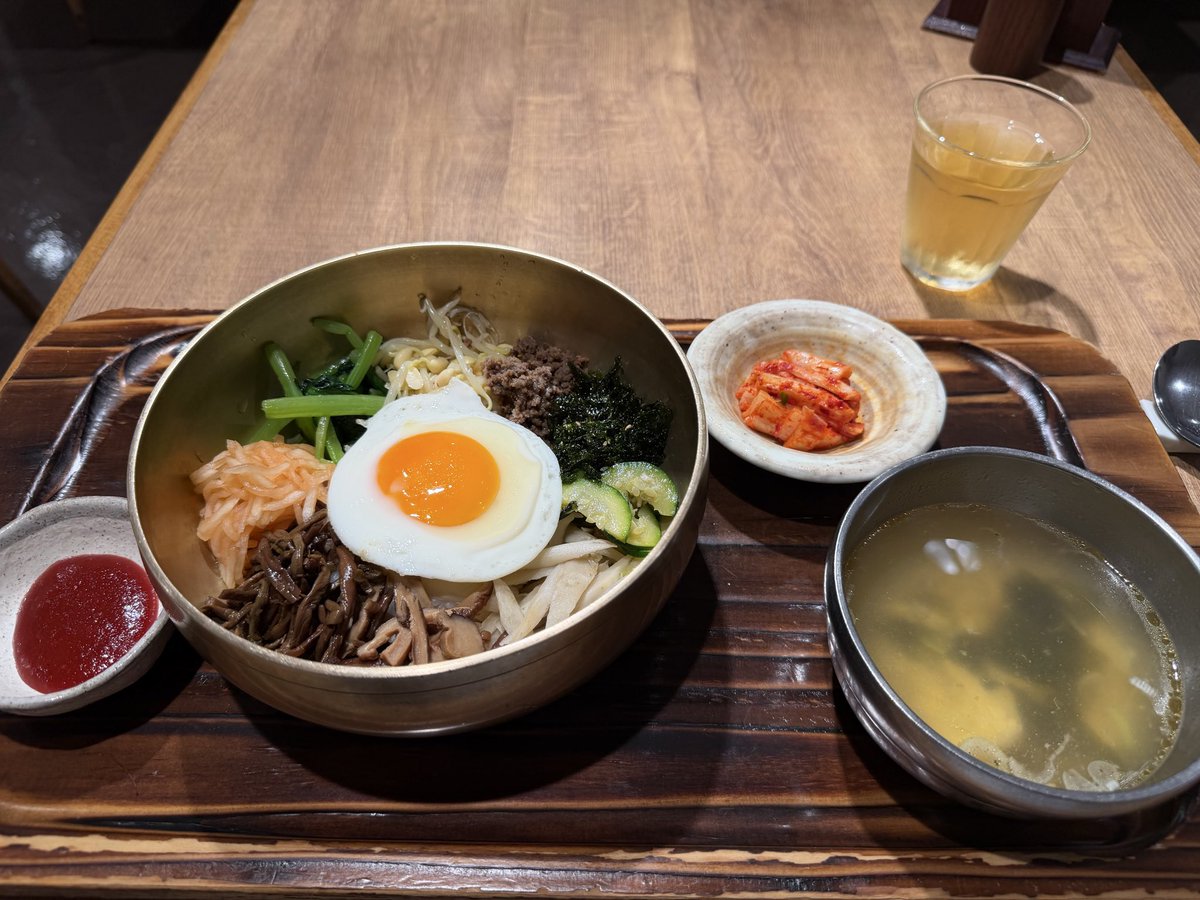 taramo96's tweet photo. 久々のビビンバ！うましっ😋
なんだか肌寒いようなで？
スープが沁みる
#ビビンバ https://t.co/uYYq7njYr0