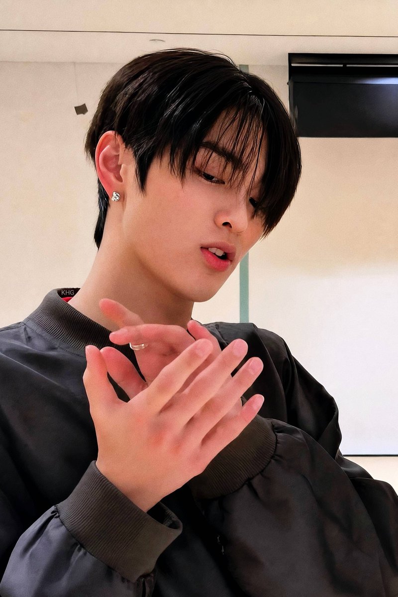 keonhoguide's tweet photo. #KEONHO #건호 ; baby chop chop chop 🦭 https://t.co/nF12iZFm8A