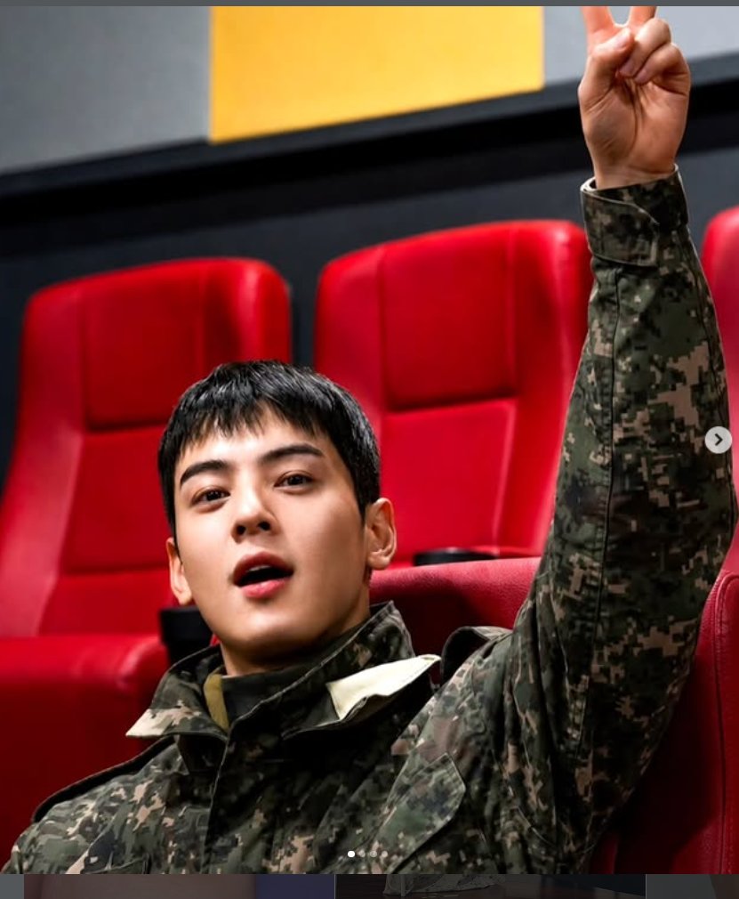 mizo_kei's tweet photo. Eunwoo💜D-149　心身の健康を願って💕
思い出194   軍仲間と映画鑑賞(?)

2026.7.20   7/19に除隊した方がSNSにupしたとか。
撮影日は不明。昨年12月下旬に見たような気も…🤔
後方の席でVサインするウヌの姿が映ってたのよね😊
#CHAEUNWOO @CHAEUNWOO_offcl https://t.co/l3avFbEJaV