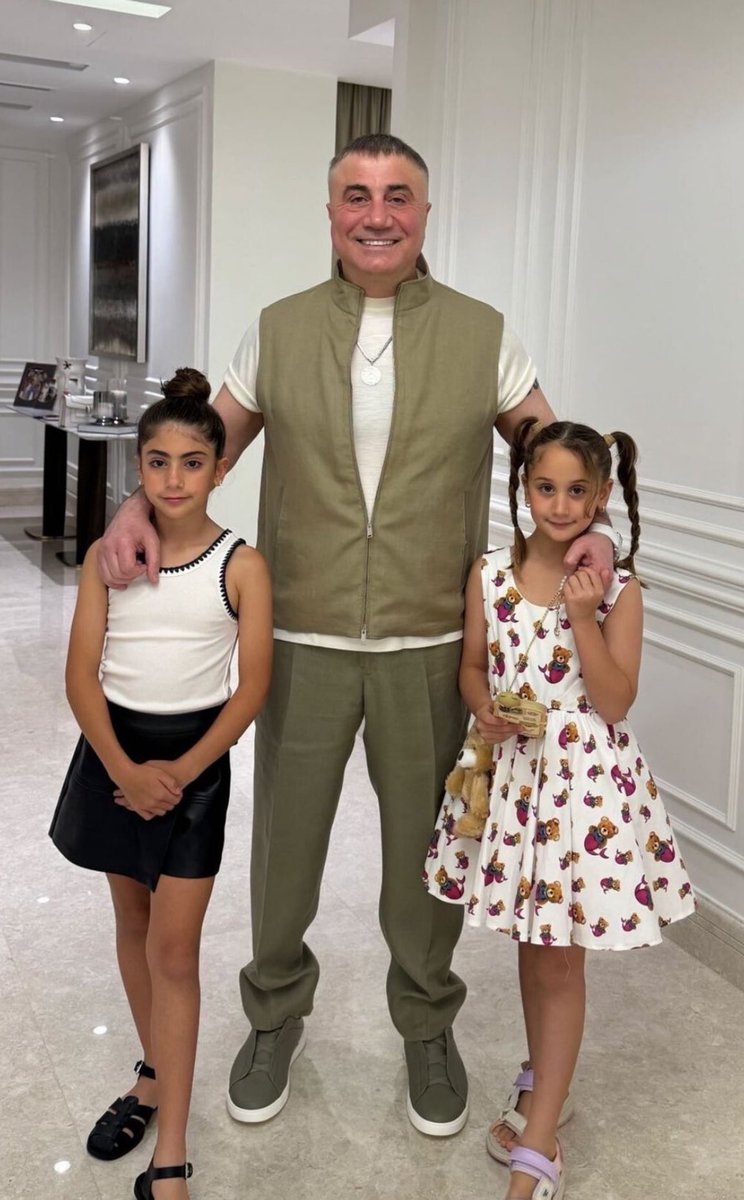 SPAhmetn's tweet photo. Mazlumların son umudu ve gerçeğin meşalesi Sedat Peker Reis,
Bir baba olarak size sığınıyorum. Gururumu yuttum, çaresizliğimi yazıyorum.
Çalışıyorum, yetmiyor. Çocuklarımın ihtiyacı, evdeki borç ve utanç… Telefonum kırık, hiçbir şeye yetişemiyorum.
Sadece bir telefon ve küçük bir destek… Lütfen görün, lütfen geçmeyin.
Yaşamak hâlâ bir umuttur. 🇹🇷  

•  #ReisMerhameti
•  #SedatPekerUmut
•  #YardımınAdıReis
•  #ReisHayvanlaraUmut
•  #ReisİyilikYapıyor
•  #UmutReisSedat 
#birumutturyaşamak @sedat_peker  
#özgepeker #SEDATPEKERREİS
