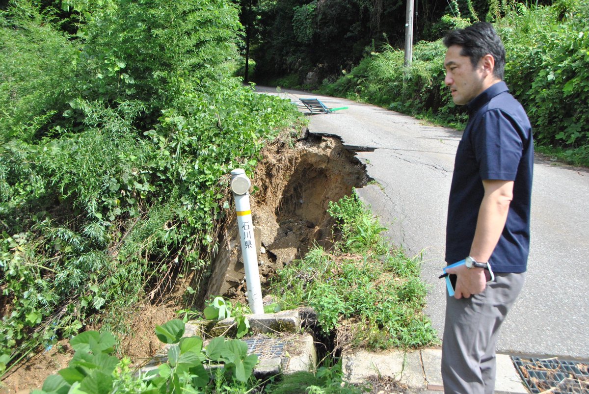 FujinoFujinooo's tweet photo. 今日は石川県の豪雨被害調査。午前中は宝達清水町。向瀬地区では農業用水路がある裏山が3ヶ所で崩落。「稲にもう一度水やりたかったけどやれん」の声。「道路は開通」という報道だったが、昨夜からの新たな土砂崩れで何ヶ所も道路が寸断されていた。 https://t.co/rYNLohL12c
