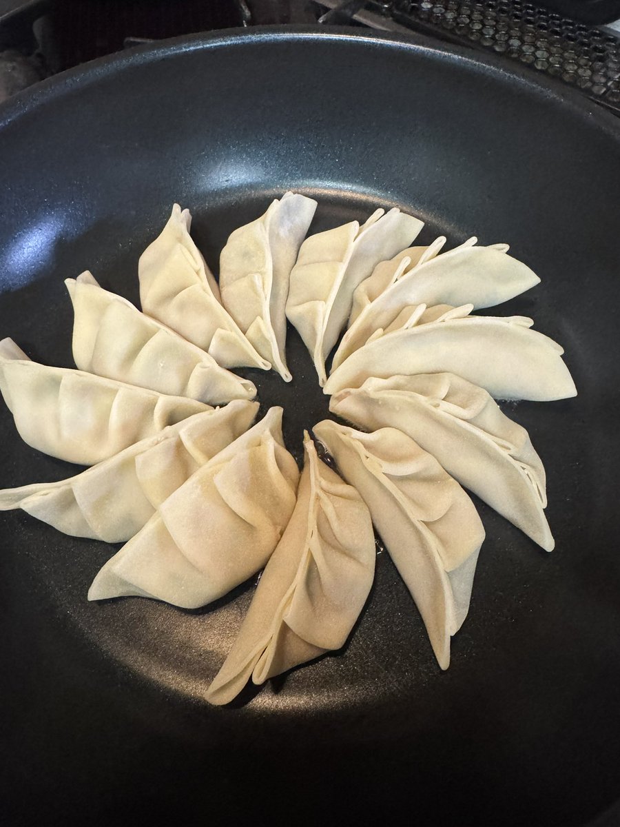 Miiiii_sun_'s tweet photo. 大気が不安定で頭痛やばい😨そんな中でもどーしても食べたくて餃子🥟作っちゃいました🤭夏の疲れ出てきたな…🥲🥲🥲 https://t.co/n9BKkKWaNE
