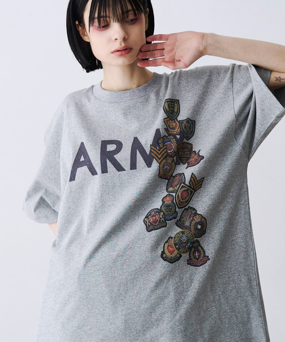 SeeSew_official's tweet photo. SeeSew 2026 SUMMER COLLECTION
【ARMY WAPPEN PRINT TEE】

軍用ワッペンの集積が崩れ落ちるようなデジタルグラフィックT。ヴィンテージ風のARMYロゴと絶妙な中間色、縦長ワイドシルエットで、ミリタリーを洗練された都会派スタイルへ昇華。

詳細はこちら↓
https://t.co/k2aI5kTPeU

#SeeSew https://t.co/Vl7HYVmqFX