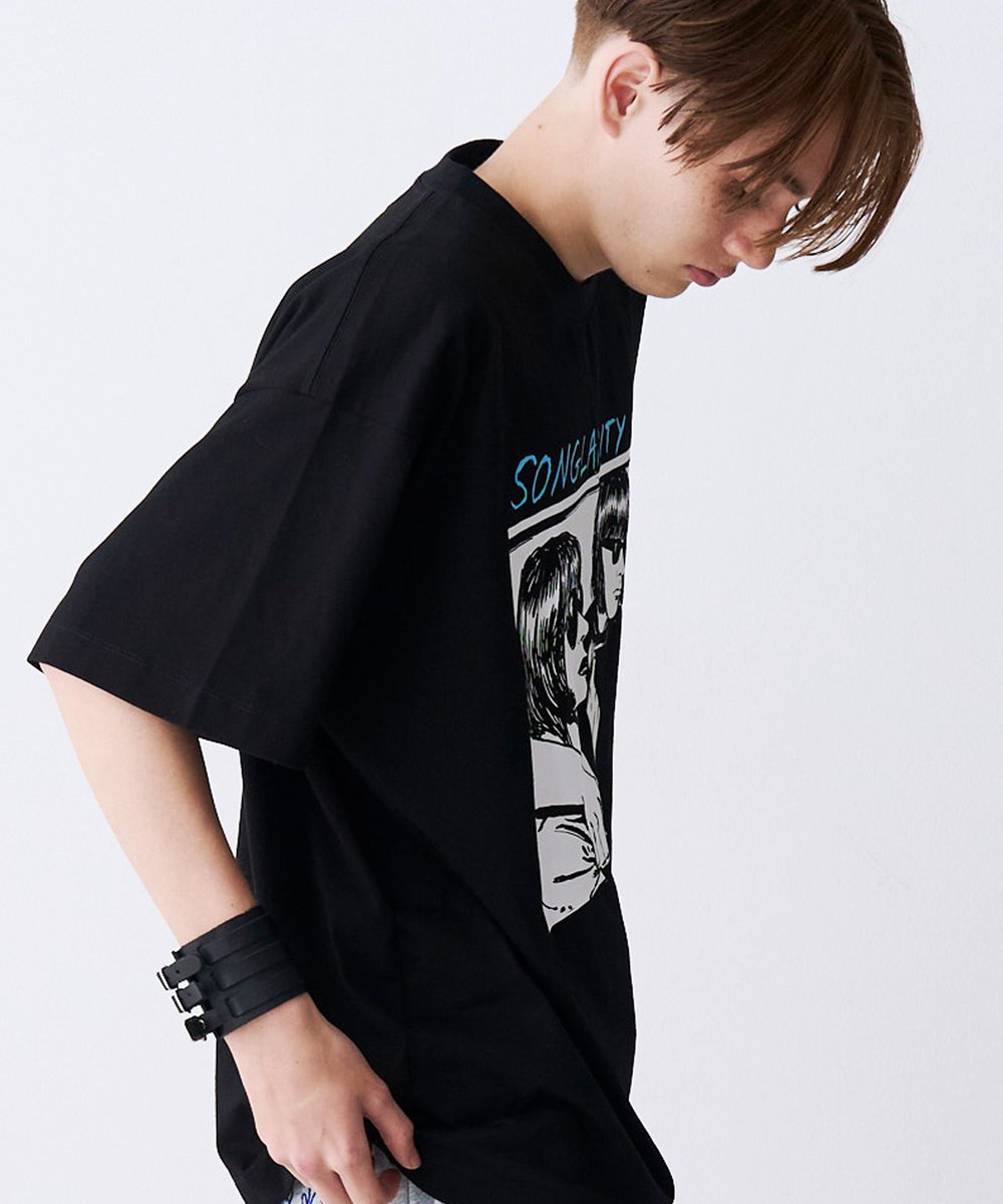 SeeSew_official's tweet photo. SeeSew 2026 SUMMER COLLECTION
【HAND DREW PRINT TEE】

90sオルタナの空気感を纏う手描きアートワークT。退廃的かつ無機質なライン描画とハンドペイントロゴが目を惹く一着。縦長ワイドシルエットで、1枚でカルチャー感漂うスタイルに。

詳細はこちら↓
https://t.co/33oTiI3FKh

#SeeSew https://t.co/SWj6YMdkM6