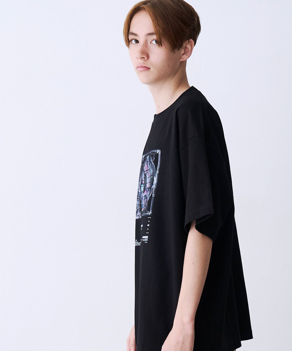 SeeSew_official's tweet photo. SeeSew 2026 SUMMER COLLECTION
【CORD DISC PRINT TEE】

今季コンセプト［Lost Code to Hub Cord］を視覚化したサイバーグラフィックT。緻密なライン描画とノイズカラーが際立つ一着。縦長ワイドシルエットで洗練されたストリートに。

詳細はこちら↓
https://t.co/p6RQXBWuOV

#SeeSew https://t.co/qsDg1b1dx0