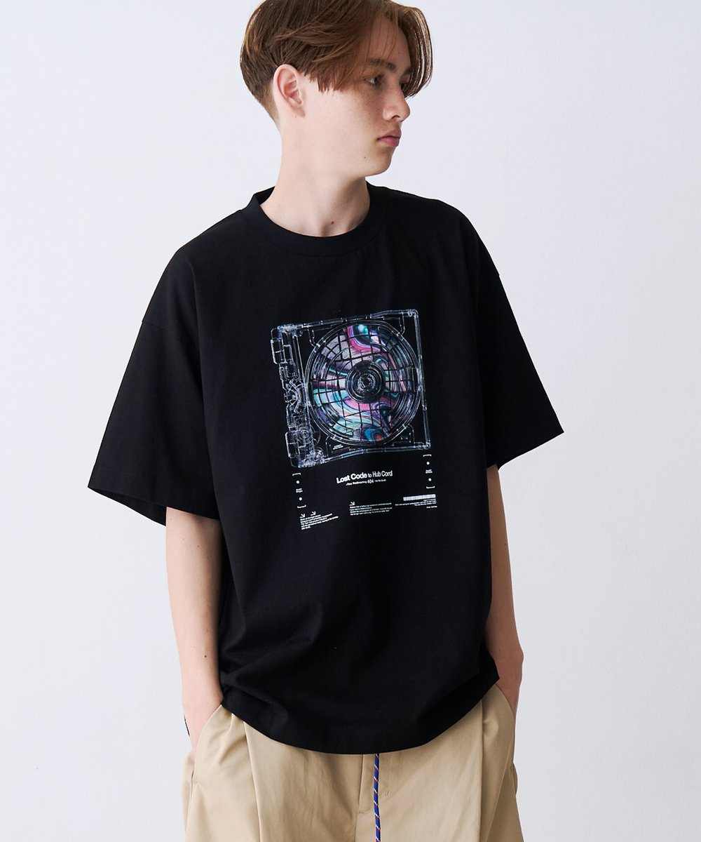 SeeSew_official's tweet photo. SeeSew 2026 SUMMER COLLECTION
【CORD DISC PRINT TEE】

今季コンセプト［Lost Code to Hub Cord］を視覚化したサイバーグラフィックT。緻密なライン描画とノイズカラーが際立つ一着。縦長ワイドシルエットで洗練されたストリートに。

詳細はこちら↓
https://t.co/p6RQXBWuOV

#SeeSew https://t.co/qsDg1b1dx0