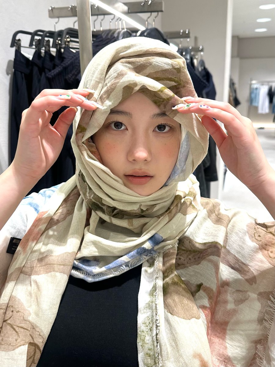 NicolaArlan's tweet photo. 積み重なる言葉の重みに、ふと息が詰まりそうになる。静かな輪郭だけを頼りに、また別の自分を探しにいこうかな。 https://t.co/thnKD2Mx48
